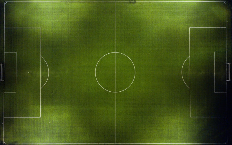 山猫直播应用在手机、平板、电脑和电视多设备上同时播放比赛的场景
